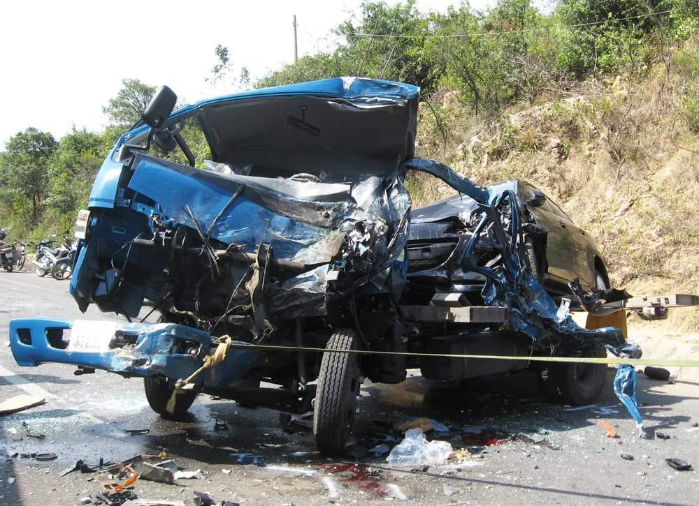 Phú Yên: Xe buýt xe tải tông nhau, bốn người thương vong ảnh 2 Phú Yên: Xe buýt xe tải tông nhau, bốn người thương vong ảnh 2